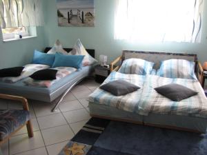 1 Schlafzimmer mit 2 Betten und einem Sofa in der Unterkunft Gästezimmer in Aspach in Aspach