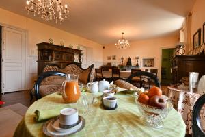 Chambres d'Hôtes Aire Berria في Irissarry: غرفة طعام مع طاولة مع فاكهة عليها