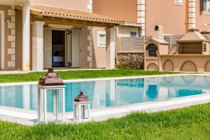 The swimming pool at or close to Villa Johnnie