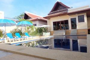 Bazén v ubytování Majestic Villas Phuket nebo v jeho okolí