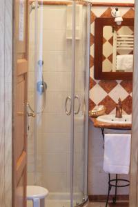 eine Dusche mit Glastür im Bad in der Unterkunft Villa Cosilinum in Padula