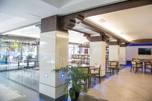 Un restaurante o sitio para comer en Hotel Torre Azul & Spa - Adults Only