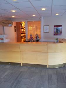 two people sitting at a bar in a waiting room at Motell Nor-Kro in Bromma