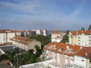 uma vista para uma cidade com edifícios em Casa do Terraço em Aveiro