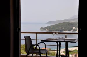 Bilde i galleriet til Belvedere Hotel & Suites i Himare