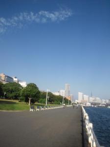 una pasarela junto a una masa de agua con edificios en Rembrandt Style Yokohama Kannai, en Yokohama