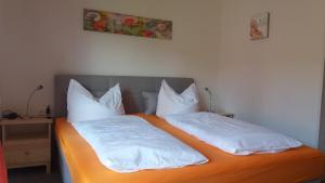 Postel nebo postele na pokoji v ubytování Hotel Sonnenhof