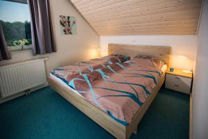 a bedroom with a large bed in a room at Ferienhaus Nordhorn - Haus Am See in Nordhorn