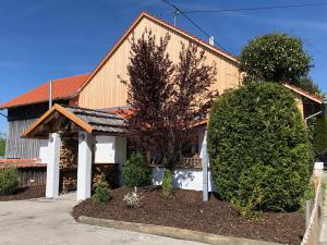 een huis met twee struiken ervoor bij Lechwiese in Prem