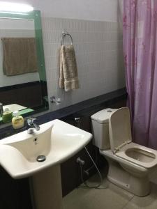 y baño con lavabo, aseo y espejo. en Avondale Colombo, en Maharagama