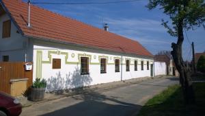 een wit gebouw met een rood dak op een straat bij Chalupa u studny in Lukov