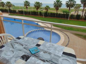 オロペサ・デル・マールにあるMarina d’Or Beachfront-Vista al mar frontalのプールを望むバルコニー(テーブル付)