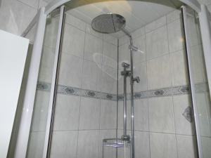 比蘇姆的住宿－Appartements Buesum FW20，浴室内配有淋浴和头顶淋浴