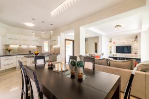 A kitchen or kitchenette at Villa Johnnie