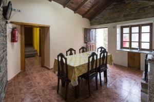 comedor con mesa y sillas en Casa Aniceto, en Taramundi