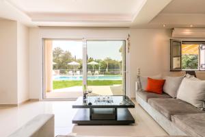 A seating area at Villa Johnnie