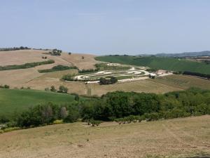 una vista aérea de una granja en un campo en Strada dei Frutteti, en Tavullia
