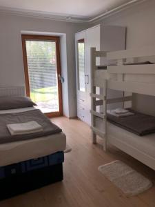 een slaapkamer met twee stapelbedden en een raam bij Katarina in Bled