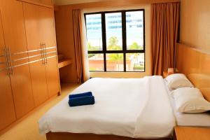 Marina Court Kota Kinabalu-The Best Vacation Apartment tesisinde bir odada yatak veya yataklar