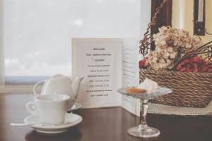 Příslušenství pro přípravu čaje a kávy v ubytování Hotel Residence Giardini