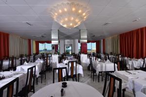Hotel Nord Est tesisinde bir restoran veya yemek mekanı