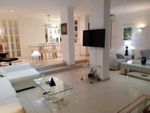 TV a/nebo společenská místnost v ubytování Sea Dreams House