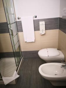 een badkamer met een toilet en een wastafel bij La Vecchia Tramvia in Castiglione delle Stiviere