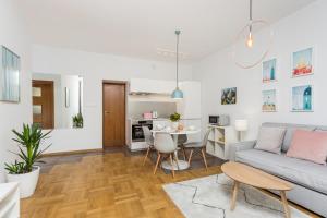 een woonkamer met een bank en een tafel bij ShortStayPoland Krucza (B34) in Warschau