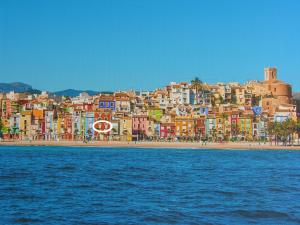 ビリャホヨサにあるLa Vila Joiosa Playaのビーチや建物のある街の景色