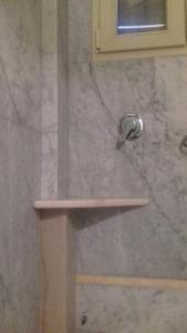 une douche avec une étagère dans une salle de bain dans l'établissement Tiepolo's Apartment, à Venise