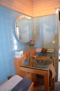 Mortagne-sur-SèvreにあるL'ESCALE DES 2 EAUXのバスルーム(洗面台、鏡付)