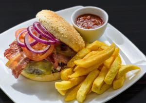 Jídlo v hotelu nebo okolí