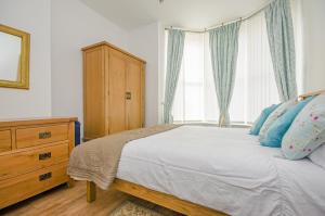 Ένα ή περισσότερα κρεβάτια σε δωμάτιο στο Cosy Llandudno Apartments