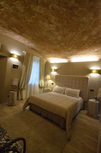 A bed or beds in a room at Corte degli Angeli Agriturismo