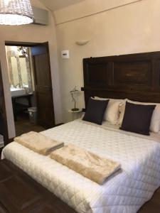 A bed or beds in a room at Corte degli Angeli Agriturismo