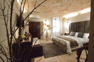 A bed or beds in a room at Corte degli Angeli Agriturismo