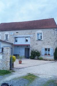 una casa de piedra con una entrada delante de ella en Famille SABLJAK, en Marles-en-Brie