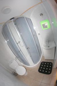 Ett badrum på Rodzinna Kraina