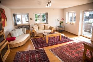 uma sala de estar com um sofá e uma mesa em LANDHAUS Mayer - TOP-Ferienwohnungen em Fischen
