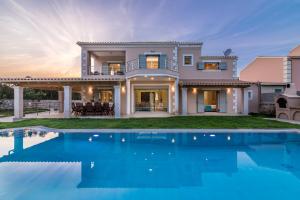 The swimming pool at or close to Villa Johnnie