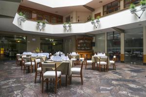 a dining room with tables and chairs in a building at Hotel Continental (Cajamarca) in Cajamarca