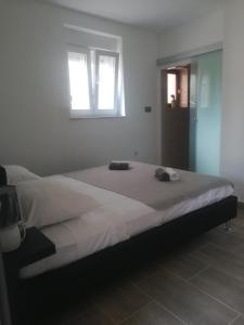 Postel nebo postele na pokoji v ubytování Apartmani Gojko