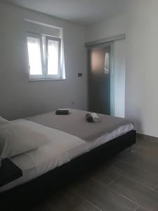 Postel nebo postele na pokoji v ubytování Apartmani Gojko