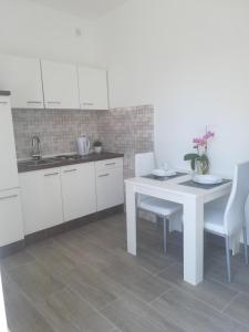Kuchyň nebo kuchyňský kout v ubytování Apartmani Gojko