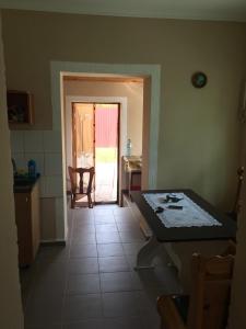 una cucina con tavolo e una porta per un cortile di Sadyba u Mykhaila a Kosonʼ