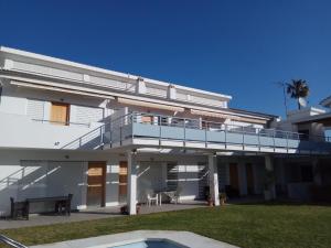 ein weißes Haus mit Balkon und Garten in der Unterkunft Cozy Loft Torremolinos in Torremolinos