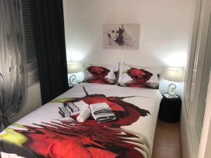 Apartman Jezdić في بانيا كوفيلياتشا: غرفة نوم بسرير مع صورة لامرأة