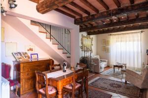 uma sala de estar com uma mesa de madeira e uma escada em Tuscany Balcony: Crete Senesi em Casetta