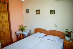 a bedroom with a bed and a table with a chair at Стаи за гости "КАТИ" Guest rooms "KATI" in Balchik