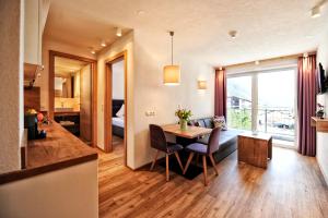 Posezení v ubytování Amaris Apartments + 26 fotografií